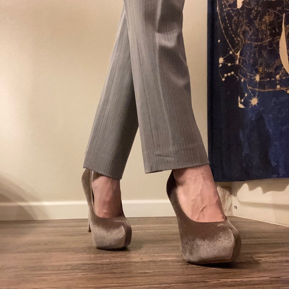 Tahari / Arthur S. Levine pantsuit - Picture 9 of 10